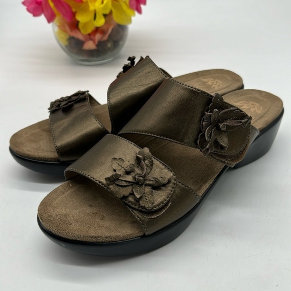 Dansko Gold Slip On Sandals with Flower EU Size 39 DAN7003A - Picture 1 of 7